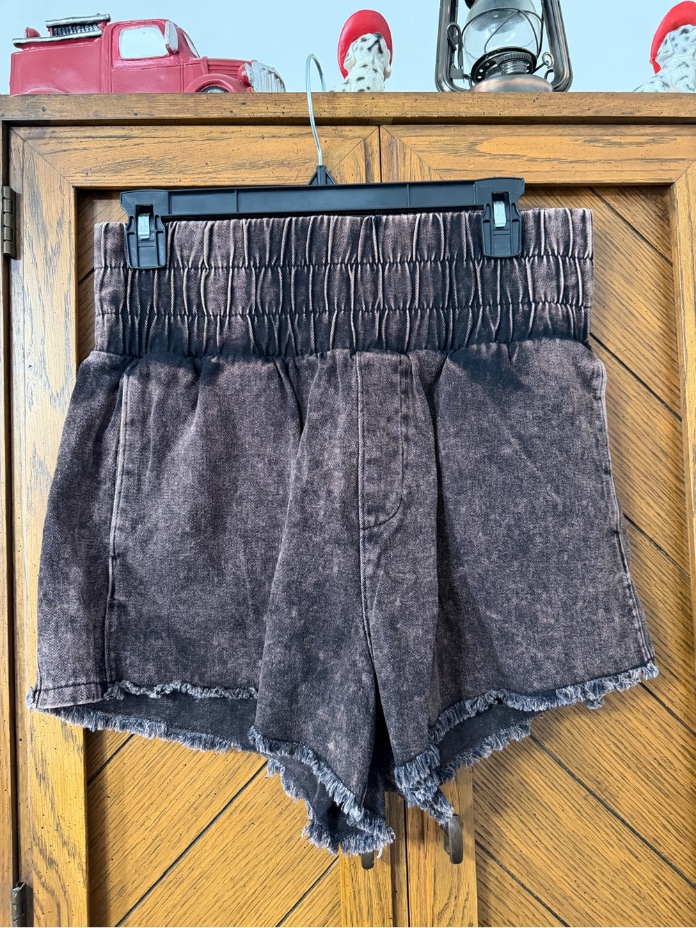 Smocked High-Waist Mineral Wash Shorts - red and black look